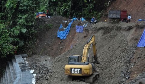 Menjelang Lebaran, Alat Berat Disiagakan di Jalur Rawan Longsor Bengkulu
