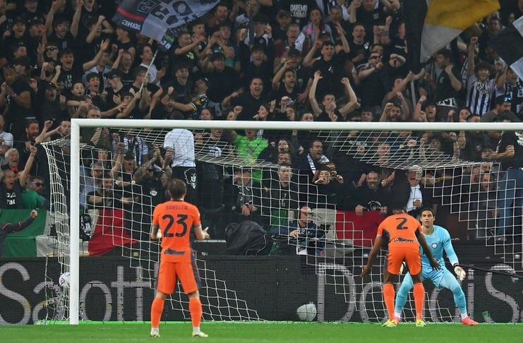 Hasil Liga Italia: Inter Bisa Pastikan Scudetto Saat Lawan Milan! 2 Denzel Dumfries dan Yann Sommer saling menyalahkan pada gol Lazar Samardzic.