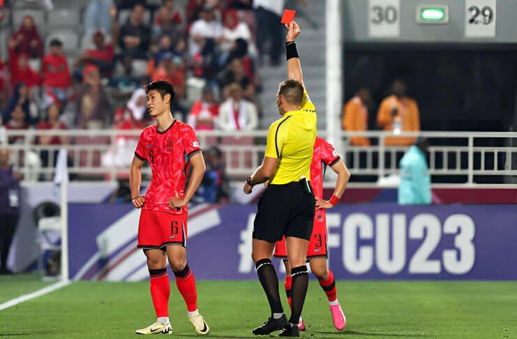 Hasil Piala Asia U-23 2024: Timnas U-23 Indonesia Menuju Paris 3 Lee Young-jun dikartu merah wasit Shaun Evans.