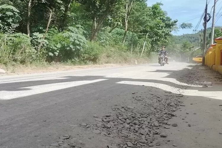 jalan-rusak-1096292415.jpg