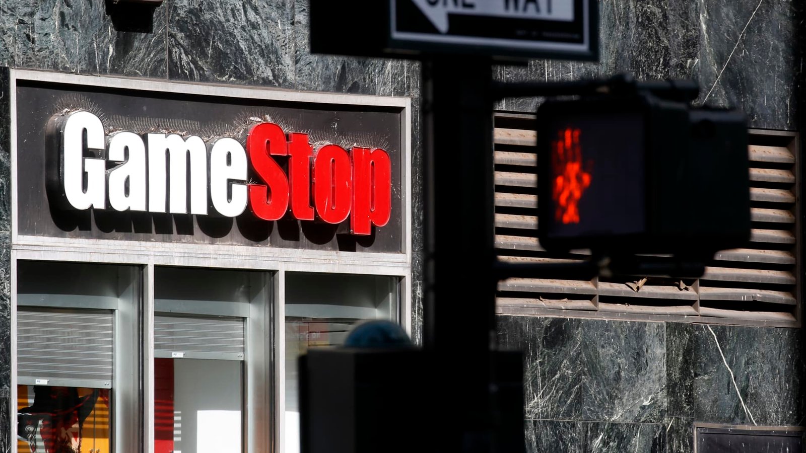 107253039-1686178326266-gettyimages-1308735926-gamestopstockfallsmorethan10inafter-hours006.jpeg