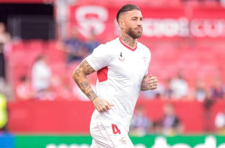 Sergio Ramos Tidak Mau Buru-buru Tentukan Masa Depannya 1 Kontrak Sergio Ramos - Sevilla - Alamy 2