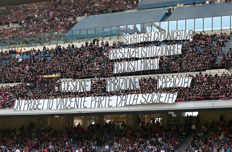 Bek AC Milan: Para Fan Sangat Berhak Mengkritik Kami 1 Protes para tifosi AC Milan sangat dimaklumi Malick Thiaw.
