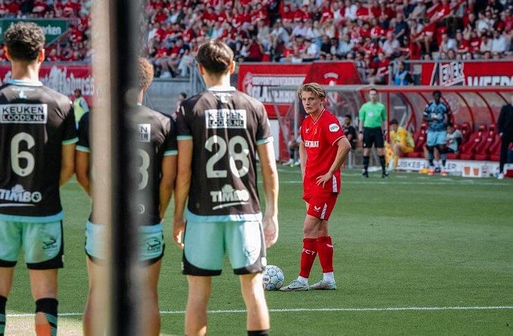 Anak Eks Pelatih Ajax Bangga Hat-trick di Hadapan Van Nistelrooy 2 Sem Steijn saat akan melengkapi hat-trick dengan tendangan bebasnya.