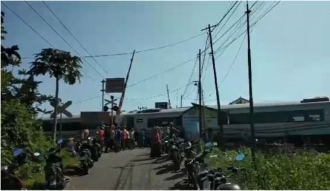Minibus Tertabrak Kereta Api di Pasuruan, Tiga Tewas