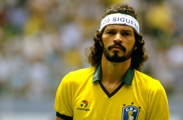 Pakai Destar, Memphis Depay Berbeda dengan Socrates 3 Socrates dengan destar saat Brasil melawan Spanyol di Piala Dunia 1986.