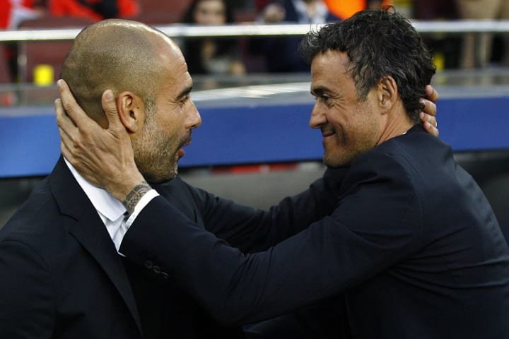 Pep Guardiola dan Luis Enrique berpelukan menjelang pertandingan Liga Champions Bayern Munich dengan Barcelona