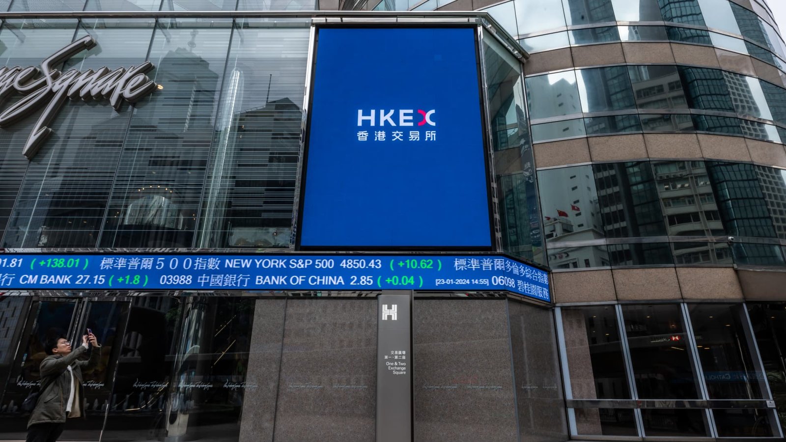 107403625-1713497421951-gettyimages-1946674647-HONG_KONG_STOCKS.jpeg