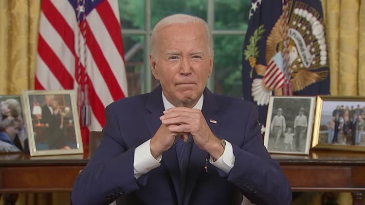 'Politik tidak boleh menjadi medan pertempuran sesungguhnya': Presiden Biden berpidato di rapat umum Trump yang mematikan