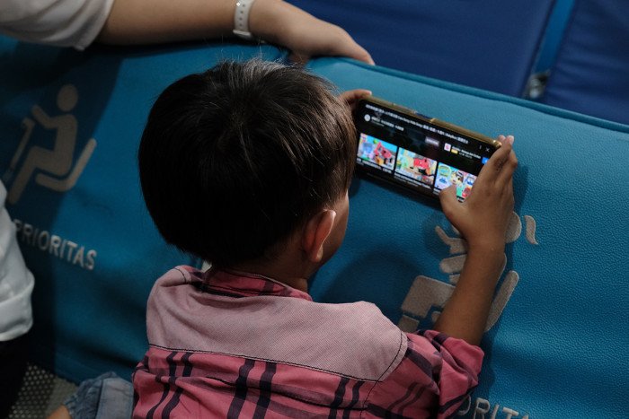 Moms, Yuk Kenali Dampak Pemberian Gadget pada Anak di Era Digital