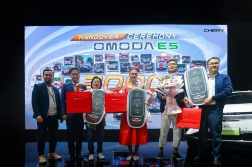 Chery-Omoda-E5-handover-2-500x333.jpeg Chery Tuntaskan Penyerahan 3.000 Unit Mobil Listrik Omoda E5