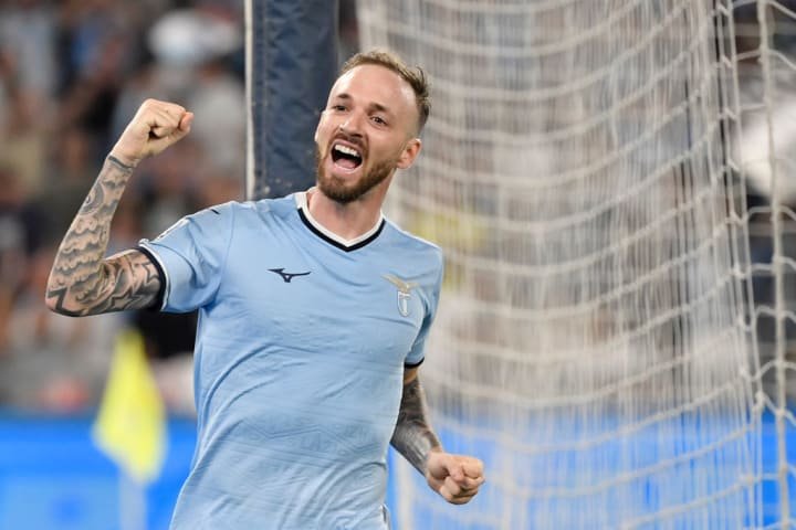 Manuel Lazzari dari SS Lazio merayakan gol 3-1 selama...