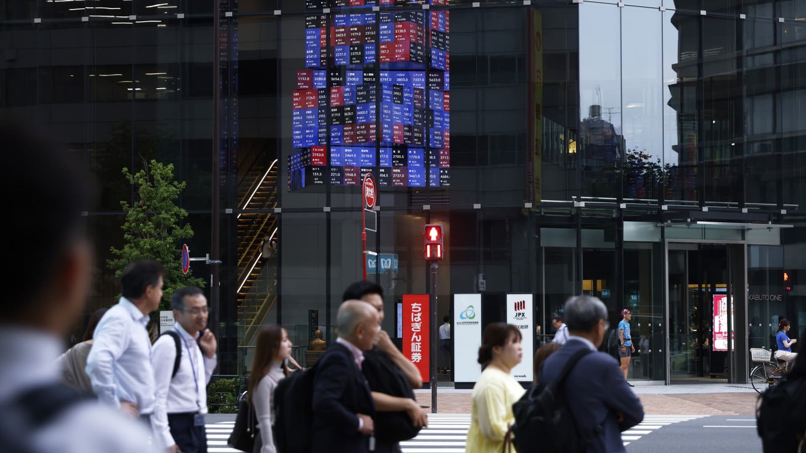 108015334-1722554513458-gettyimages-2158921590-JAPAN_STOCKS.jpeg