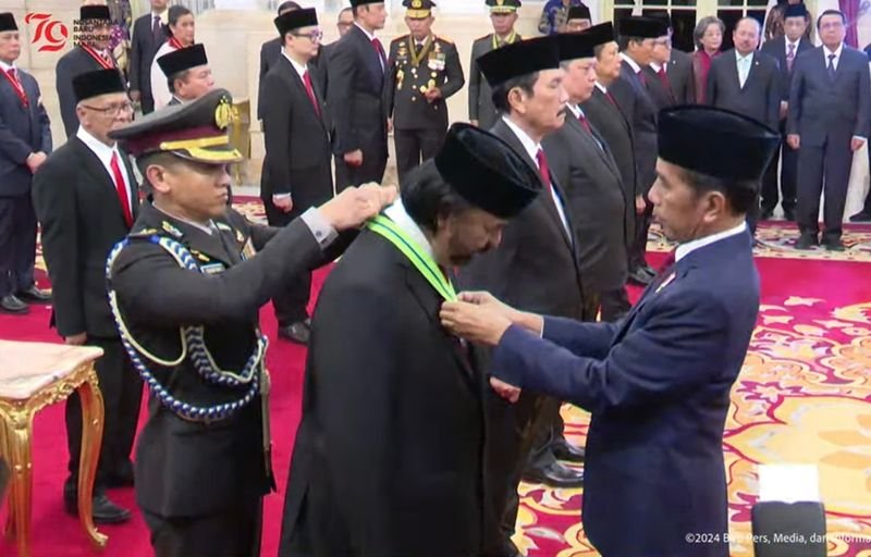 Surya Paloh Mendapatkan Medali Kepeloporan dari Presiden RI