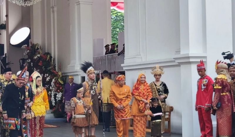 Upacara di Istana Merdeka, Wapres Kenakan Pakaian Adat Suku Sambas