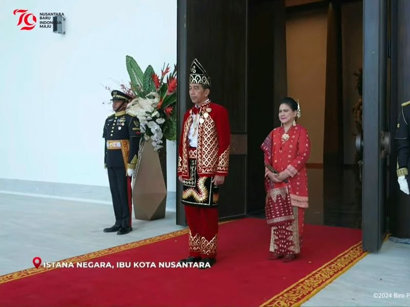 Upacara Penurunan Bendera, Jokow Gunakan Baju Adat Banjar