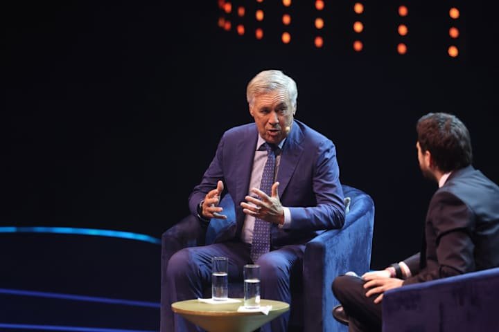 Carlo Ancelotti berbicara di atas panggung di Meksiko