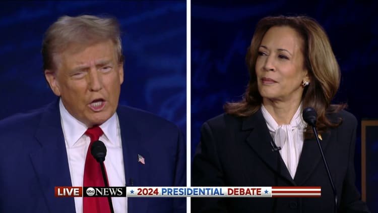Mantan Presiden Trump membela tarif dalam debat ABC