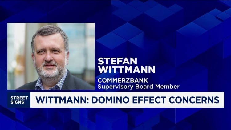 Anggota dewan Commerzbank mengatakan langkah UniCredit ke pemberi pinjaman menimbulkan kekhawatiran 'efek domino'