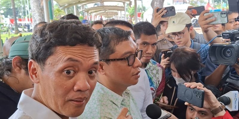 Jidat Anggota Baleg DPR Ini Terkena Lemparan Botol Saat Menemui Pendemo