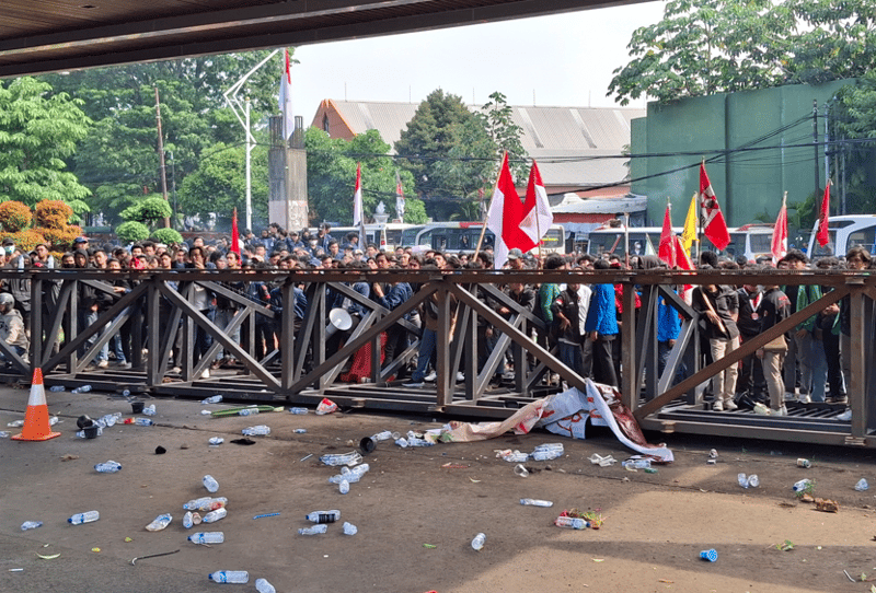 Pintu Belakang Gedung DPR Jebol, Massa Aksi Minta Bertemu Dasco