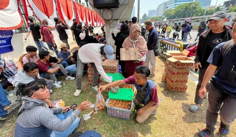 Aksi Solidaritas Berbagi Makanan di Tengah Demonstrasi