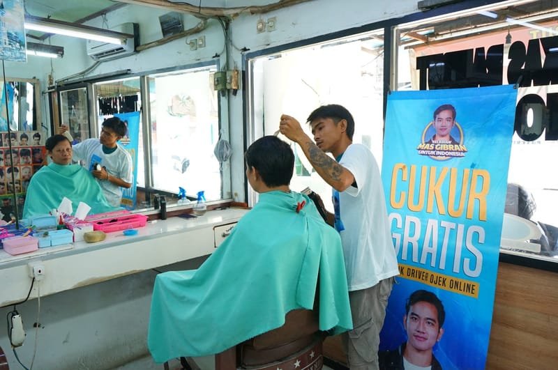 Relawan Gibran Lakukan Kegiatan Sosial ke Ojek Online