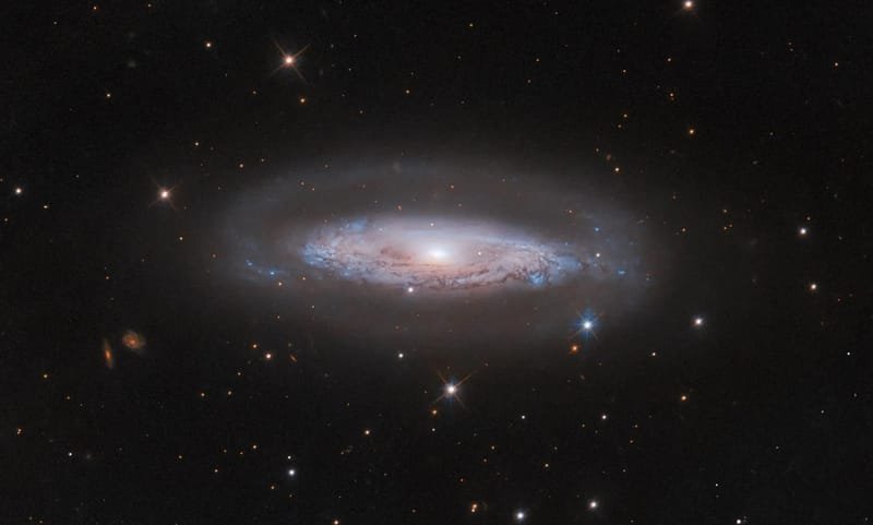 Teleskop Hubble Menangkap Detail Galaksi Spiral IC 4709 dan Inti Galaksi Aktif yang Tersembunyi