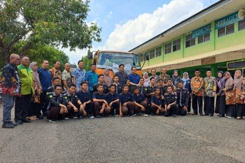 Fuso-donasi-truk-1-500x333.jpeg KTB Fuso Donasikan Truk Fighter X untuk Praktik Siswa SMK Darussalam