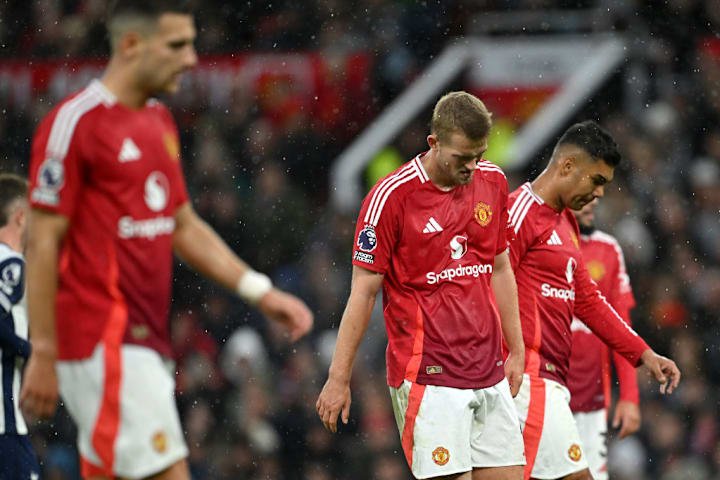 Matthijs de Ligt tampak sedih setelah Man Utd kebobolan melawan Tottenham Hotspur di Old Trafford