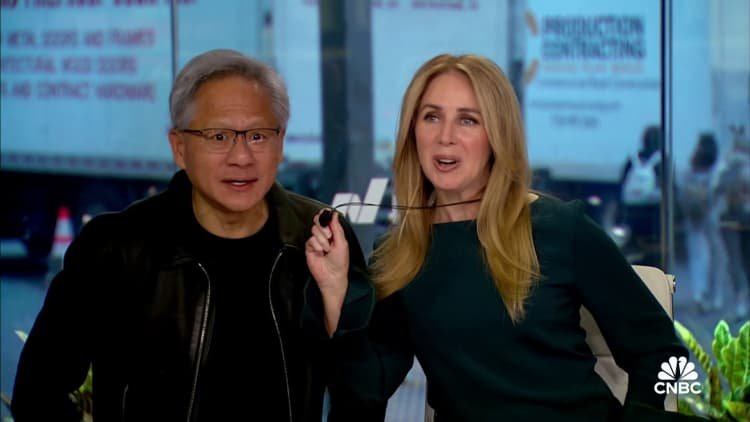 CEO Nvidia Jensen Huang muncul secara mengejutkan di set Squawk Box
