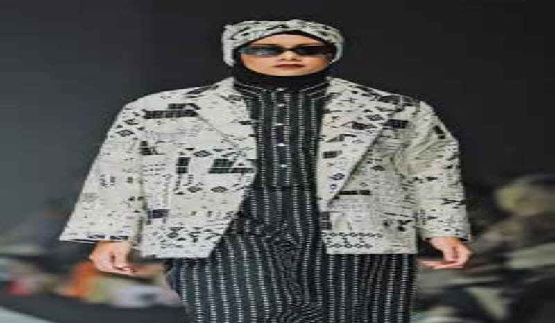Tambalan Jepang dan Ukiran Minangkabau untuk Mode Muslim Terkini