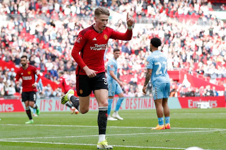 Scott McTominay merayakan gol Man Utd melawan Coventry di semifinal Piala FA
