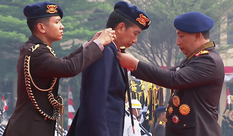 Jokowi Dianugerahi Loka Praja Samrakshana dan Warga Kehormatan Korps Brimob Polri