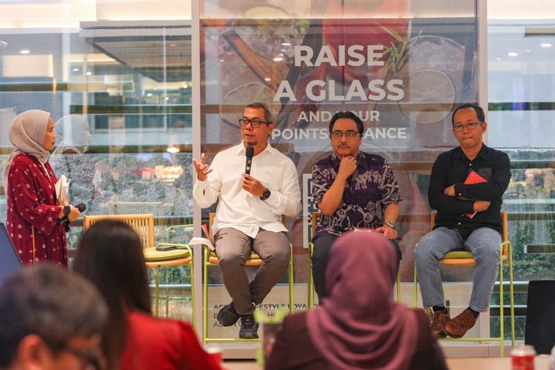 Berangkat dari Disertasi, Populisme Islam Dibukukan