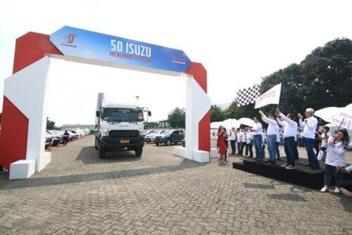 Photo-5_50-Isuzu-Menemandi-di-Jalan-500x333.jpg 50 Isuzu Menemani di Jalan, Gelar Konvoi Kendaraan dan Tanam Bibit Pohon