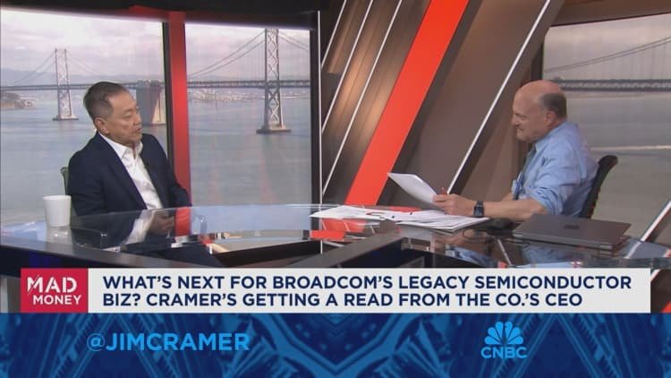 CEO Broadcom Hock Tan duduk bersama Jim Cramer