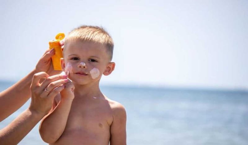 5 Tips Memilih Sunscreen yang Aman dan Efektif Untuk Bayi