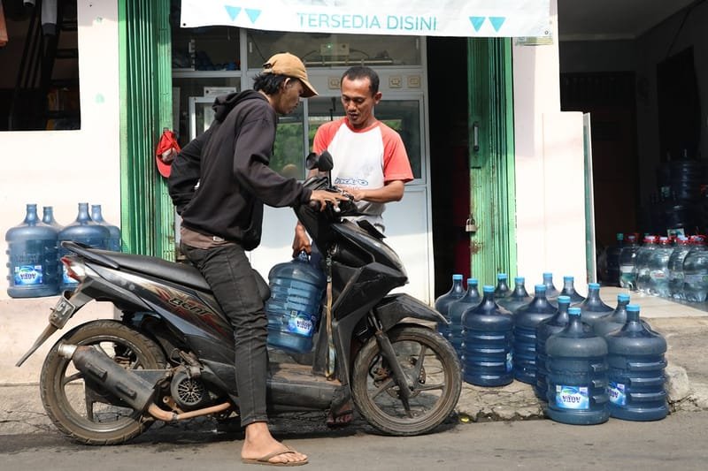 Konsumsi Air Minum Masyarakat Masih Didominasi oleh Air Isi Ulang
