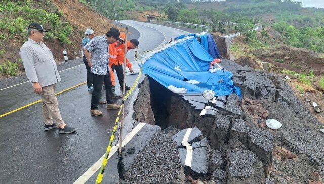 Tinjauan-BPBD-Jatim-ke-JLS-Malang-Blitar-Temukan-Titik-Longsor-Lain-di-Sisi-Timur.jpg