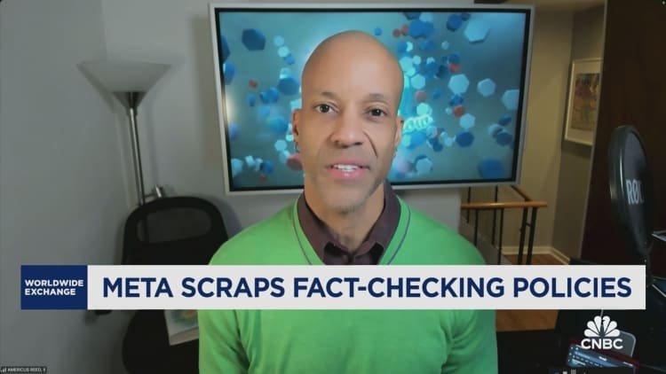 Reed: Apakah Facebook merupakan platform berita atau sarana informasi?