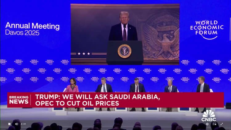 Presiden Trump Mengatakan Dia Akan 'Menuntut Suku Bunga Segera Turun'