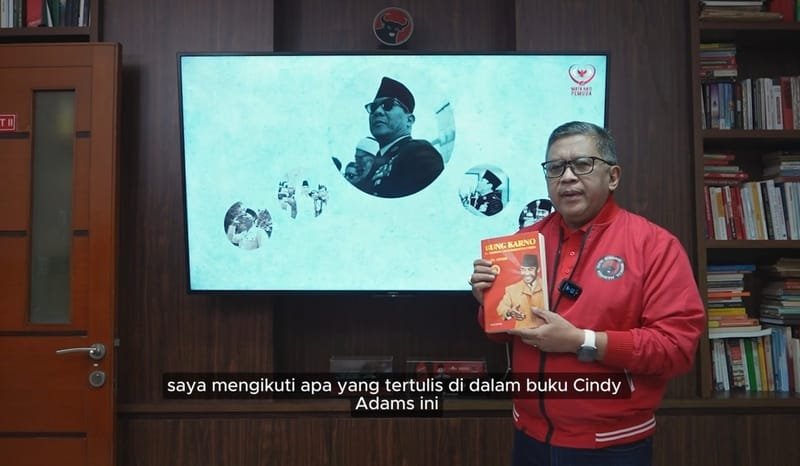 Muncul ke Publik, Hasto Bawa Buku tentang Bung Karno Karya Cindy Adams