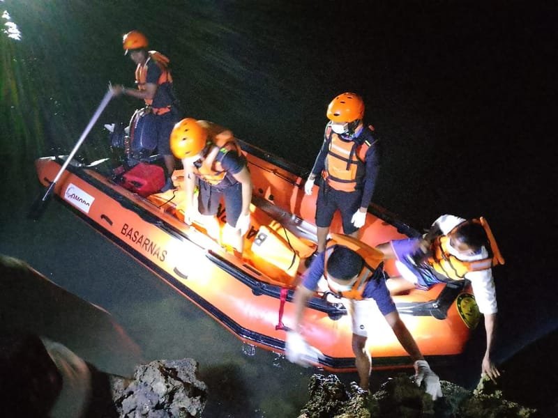 Perahu Nelayan Dihantam Gelombang di Kupang, 1 Tewas, 2 Selamat