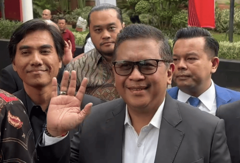 Senyuman Drama Hasto Saat Diperiksa KPK