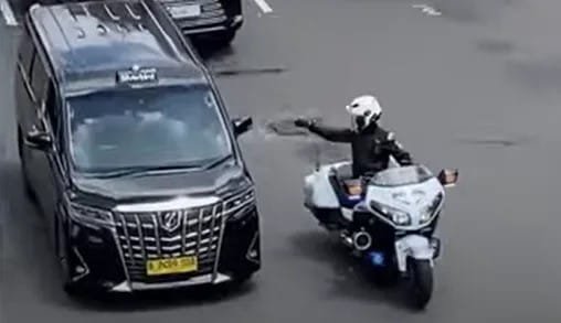 Polisi Periksa Sopir Taksi yang Ditunjuk-tunjuk Patwal Mobil Berpelat RI 36