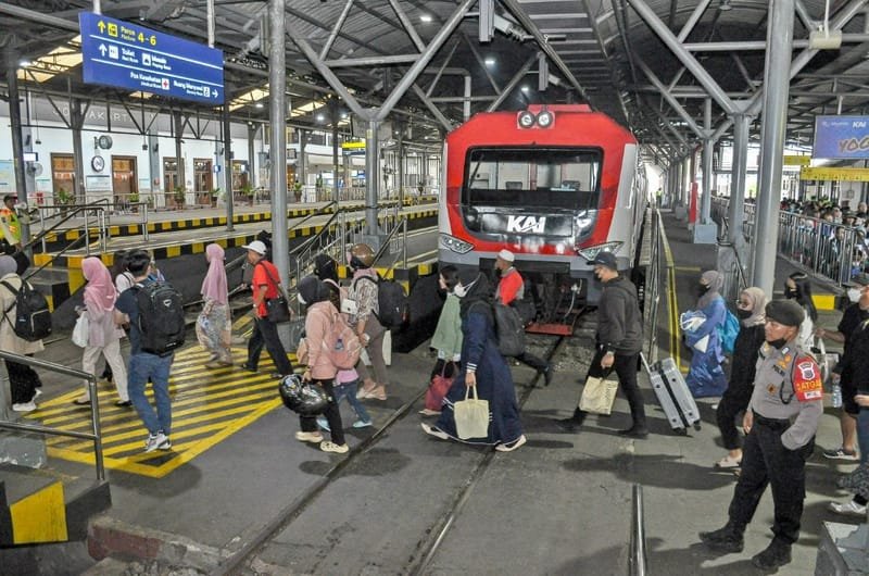 KAI Commuter Tegas Larang Masyarakat Umum Beraktivitas di Jalur Rel dan Stasiun
