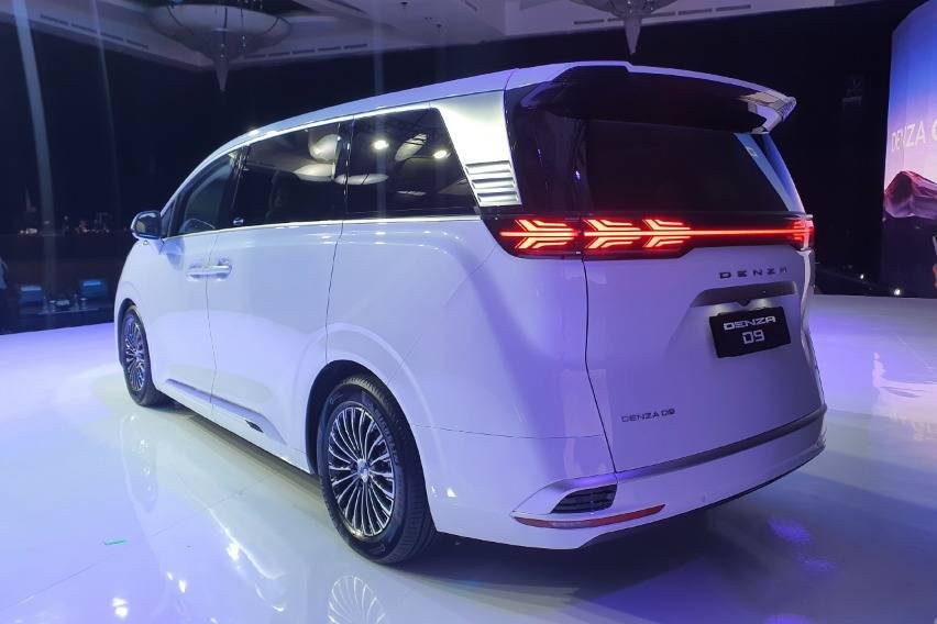 BYD Denza D9 tampak belakang
