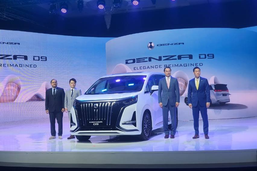 BYD Denza D9 meluncur