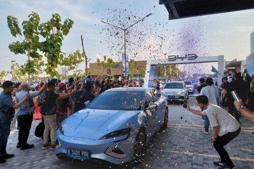 BYD-handover-ceremony-2-500x333.jpg Setahun di Indonesia, BYD Memimpin Pasar Mobil Listrik
